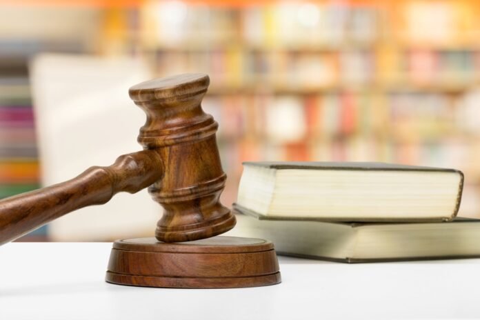 1769001713_Marteau de justice (1)